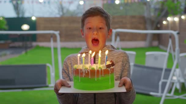 Glad liten pojke blåser födelsedagsljus. Grattis på födelsedagen. — Stockvideo