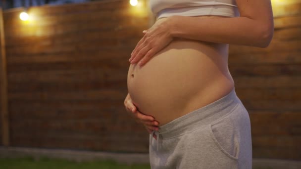 Close-up da mulher grávida. Mulher acariciando o estômago . — Vídeo de Stock