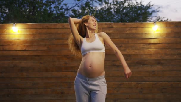 Zwangere moeder dansend. Onderwerp Zwangerschap en Moederschap. Schattig en leuk mama dansen. — Stockvideo