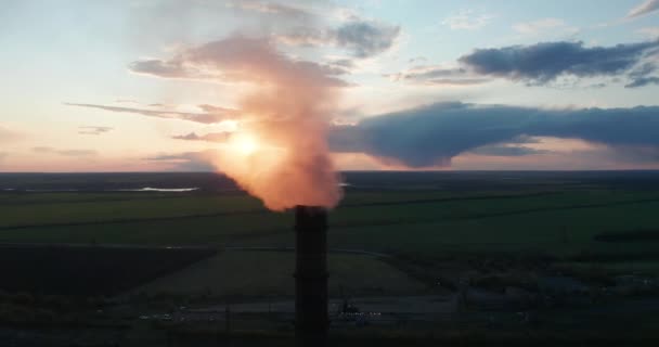 Letecký pohled. Znečišťovací potrubí s šedým kouřem. Nebezpečí znečištění životního prostředí pro planetu Zemi. — Stock video