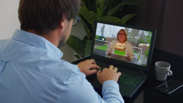 Gelukkige verjaardag voor een zakenman via internet. Taart met kaarsen getoond in webcam. Home quarantaine, sociale afstand, zelfisolatie. — Stockvideo