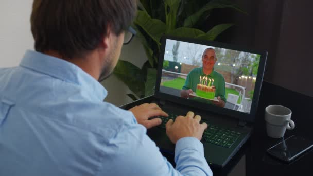 Buon compleanno a un uomo d'affari su internet. Torta con candele mostrata in webcam. Quarantena domiciliare, distanza sociale, auto isolamento . — Video Stock