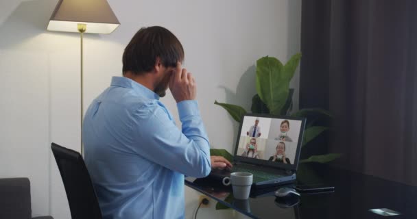 Senior mannelijke arts draagt witte medische jas, stethoscoop, headset maakt verre videogesprek. Oude volwassen arts praat met camera consulting patiënt online in web chat. Begrip telegeneeskunde. — Stockvideo