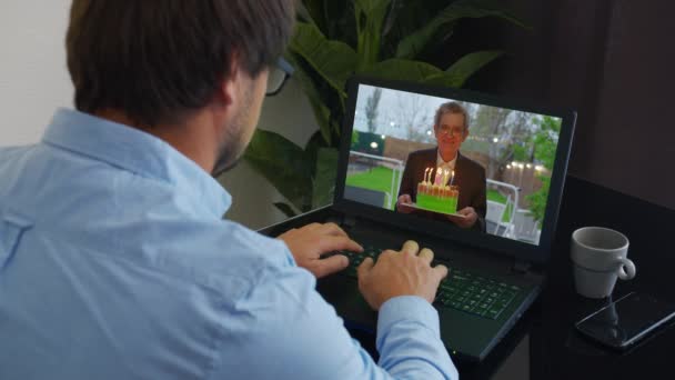 Feliz cumpleaños a un hombre de negocios a través de Internet. Pastel con velas que se muestran en la webcam. Cuarentena domiciliaria, distanciamiento social, autoaislamiento . — Vídeos de Stock