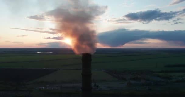 Vue aérienne. Cheminées tuyaux de pollution avec fumée grise. Concept de pollution environnementale danger pour la planète Terre . — Video