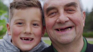 Mutlu büyükbaba ve torun birlikte gülüyorlar. Yakın çekim..