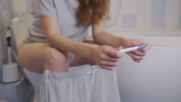 Perempuan memegang tes kehamilan di tangan. — Stok Video