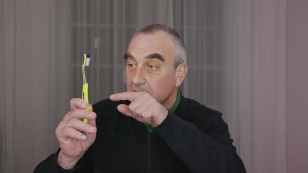 Homem idoso desdentado com uma escova de dentes. Fechar. . — Vídeo de Stock