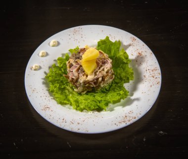 Sağlıklı ve lezzetli yemekler tabakta güzelce dizayn edilmiş.