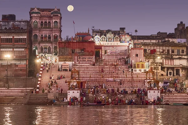 Bañarse en el río Ganges antes del amanecer —  Fotos de Stock