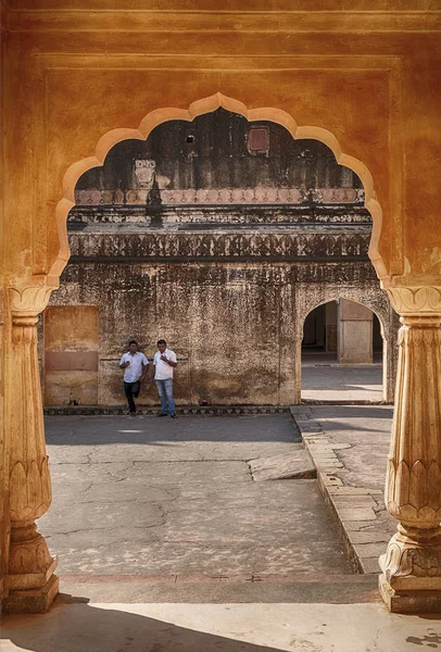 Two Men Via An Arch Of The Man Singh Palace — Stock Photo, Image