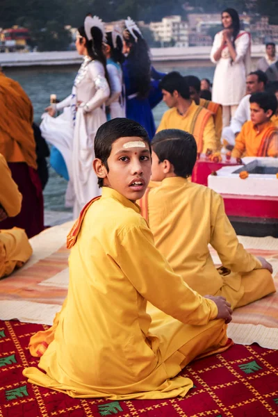 Munkarna vid ceremoni i Rishikesh — Stockfoto