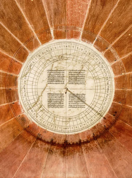 Солнечные часы из белого мрамора — стоковое фото
