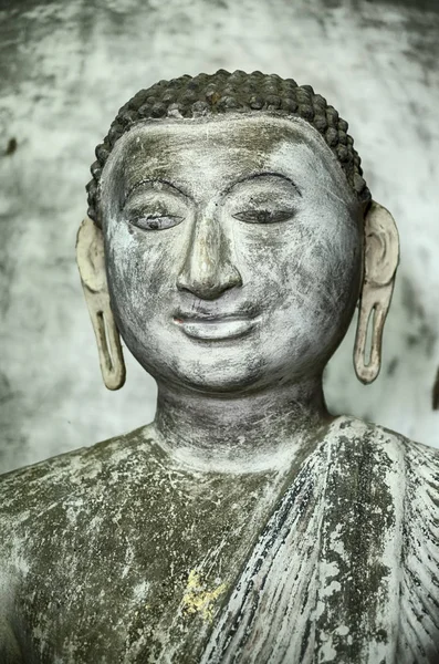 Um jovem Buda com brincos — Fotografia de Stock