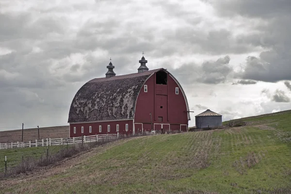 Rode schuur In de Palouse — Stockfoto