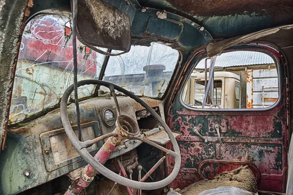 Oude vrachtwagen interieur met roest — Stockfoto