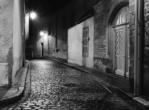 Natt gränd i Beaune — Stockfoto