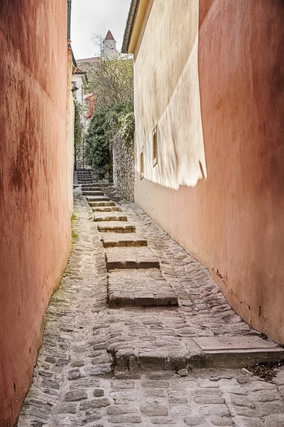 Beco com passos em Bratislava — Fotografia de Stock