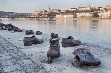 Danube Memorial ayakkabıları