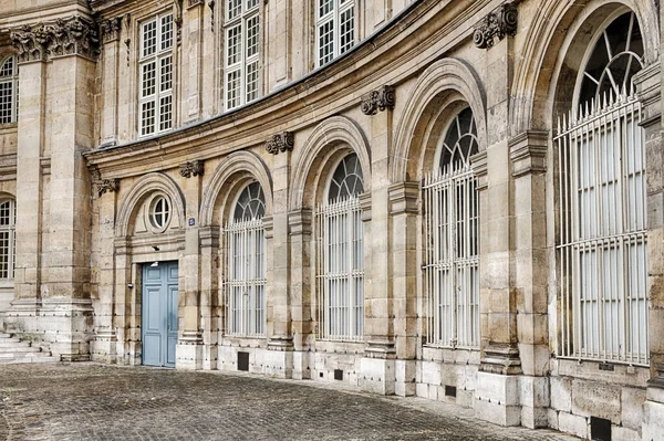 Palacio con puerta lateral azul en París — Foto de Stock