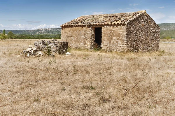 Granero de piedra con pozo en Francia — Foto de Stock