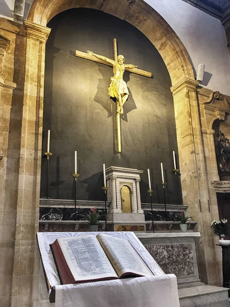 Bibel und Altar in einer Kirche — Stockfoto