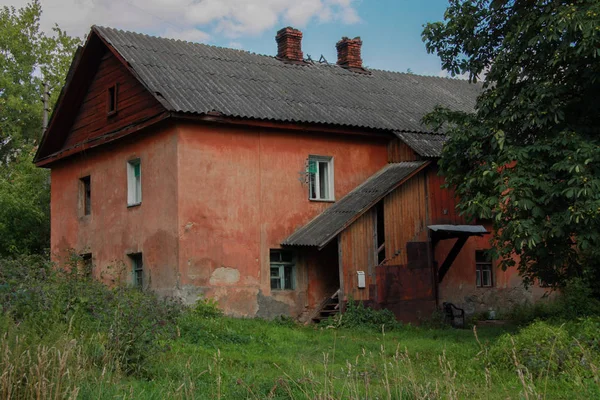 Velha casa vermelha — Fotografia de Stock