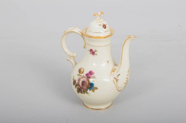 Porselen yemek takımları çaydanlıklar tabaklar