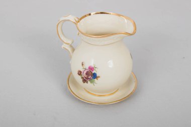 Porselen yemek takımları çaydanlıklar tabaklar