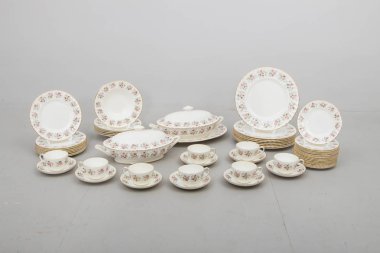 Porselen yemek takımları çaydanlıklar tabaklar