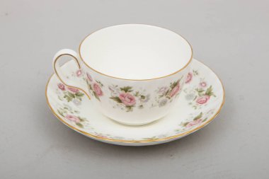 Porselen yemek takımları çaydanlıklar tabaklar