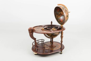 Duvar saati saat ve iki şamdanları saat