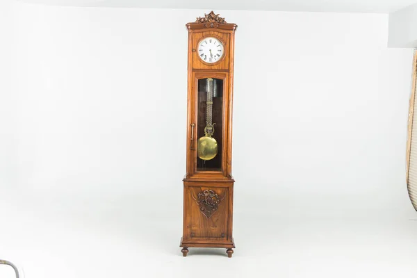 Reloj Reloj de pared Reloj y dos candelabros —  Fotos de Stock