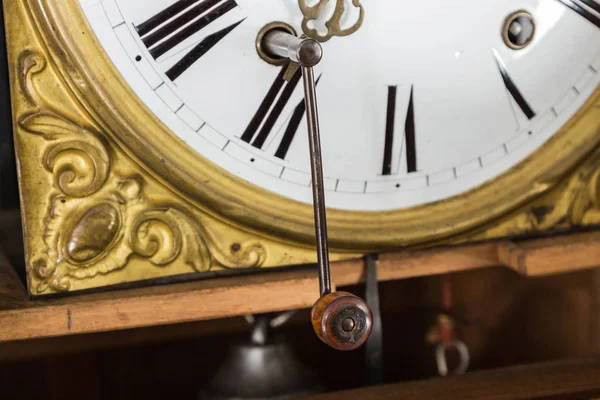 Uhr Wanduhr und zwei Kerzenleuchter — Stockfoto