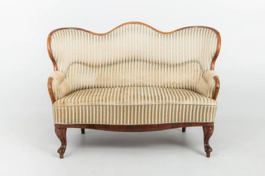 Kanepeler eski moda bankta