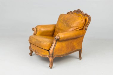 Gölgeler ile antika deri koltuk