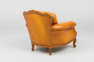 Gölgeler ile antika deri koltuk