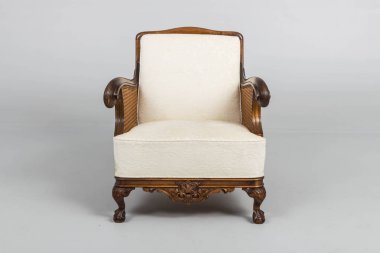 Gölgeler ile antika deri koltuk