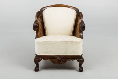 Gölgeler ile antika deri koltuk