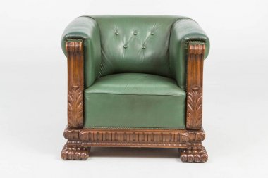 Gölgeler ile antika deri koltuk