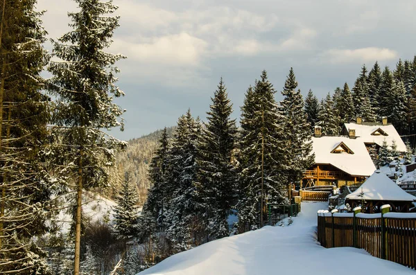 Verschneites Hotel in den wunderschönen Winterkarpaten. — Stockfoto