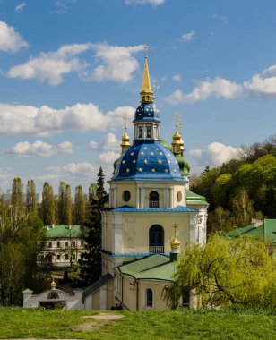 Kiev, Ukrayna - 15 Nisan 2017 - antik Vydubitsky Manastırı çan kulesi