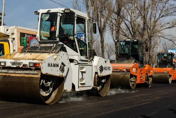 Kiev, Ukrayna, Marcn, 2017: Yol yapım buharlı silindir makine ile çalışır 