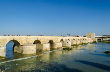 Roma köprüsü ve nehir Guadalquivir, Cordoba, İspanya