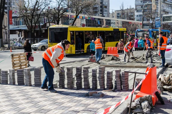Kiev, Ukrayna, Marcn, 2017: işçi döşeme parke döşeme, Kiev, Ukrayna