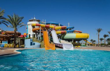 Mısır-14 Ocak 2016: Renkli su kaydırağı su parkı, Hurghada, Mısır