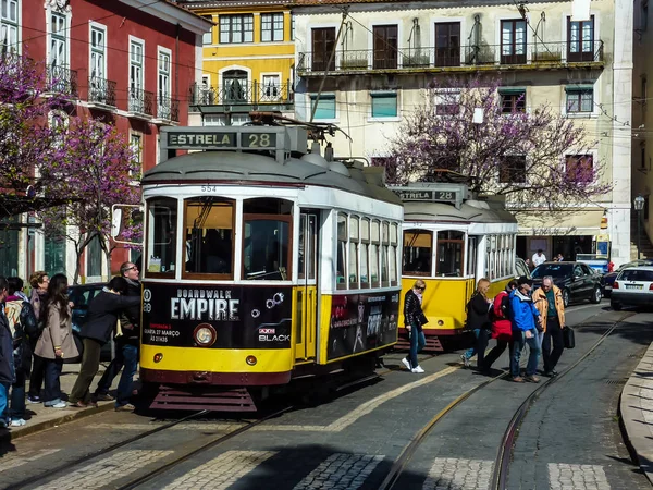 Lisbon, Portekiz - 7 Nisan 2013: turist girerek sarı tramvay, Lisbon, Portekiz