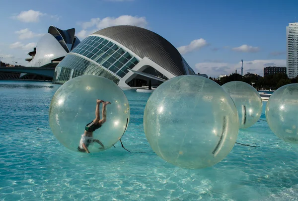 VALENCIA, ESPANHA - 9 DE OUTUBRO DE 2016: Rapaz cambalhotas em uma tigela transparente, Valência, Espanha . — Fotografia de Stock