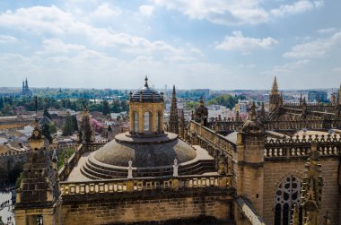 Sevilla Katedrali ve yeni binalar, Ekim 2016, Endülüs, İspanya Sevilla, görüntülemek