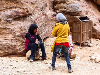 Petra, Jordan: turistler için Hatıra Eşyası satan üç kız